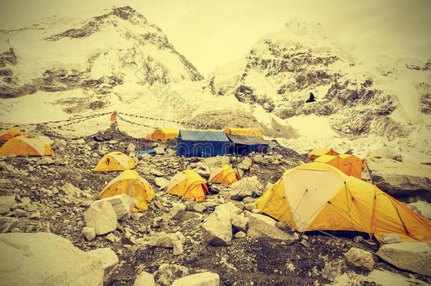 珠穆朗玛峰大本营帐篷阴天，复古效果。