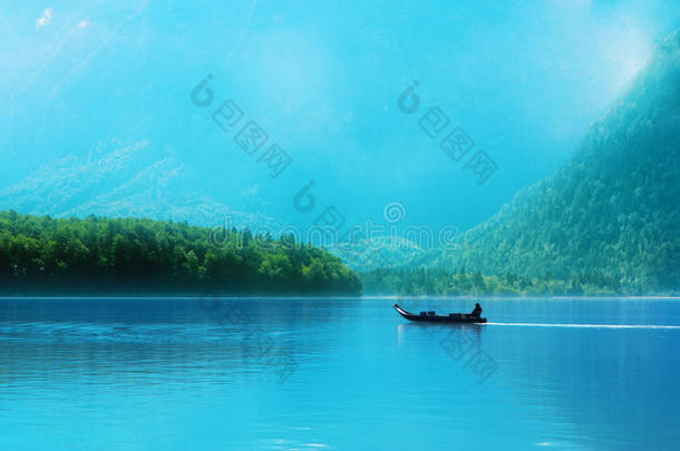 阿尔卑斯山湖面上的小船