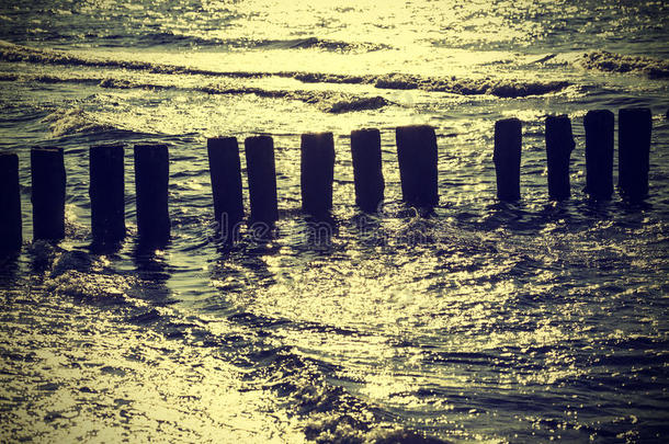 水上木桩<strong>抵御</strong>阳光，复古instagram效果。