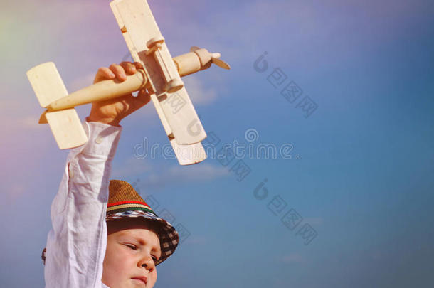 可爱的小男孩开着他的玩具<strong>双翼飞机</strong>