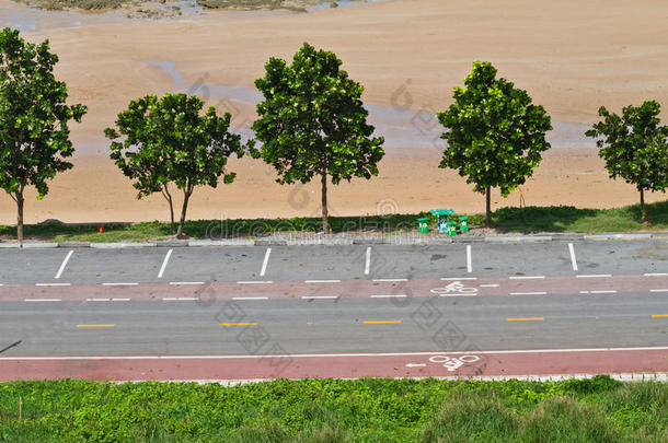 海滩路上的自行车标志