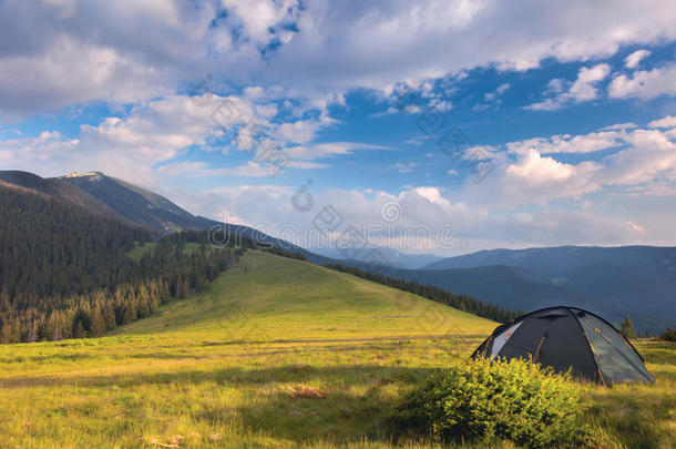 山上的野营帐篷。夏天，蓝天，云和高空