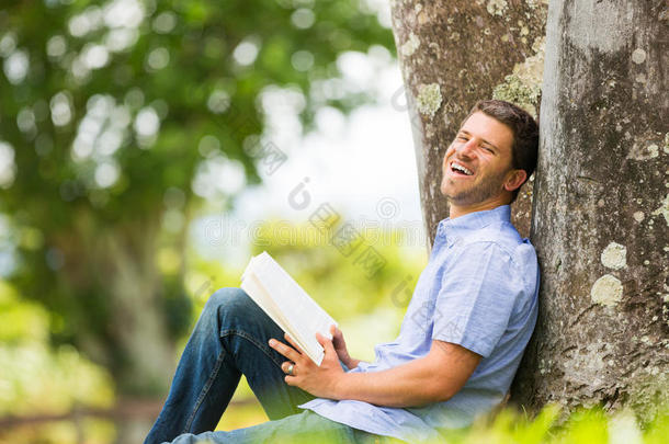 在公园里看书的人