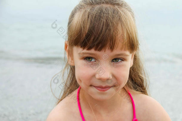 一个美丽女孩的肖像画在大海的背景上