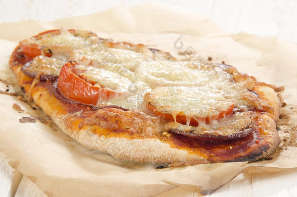番茄意大利香肠披萨