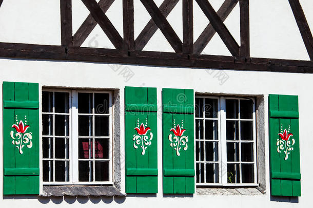 典型的德国窗户，带有绿色百叶窗和<strong>窗框</strong>