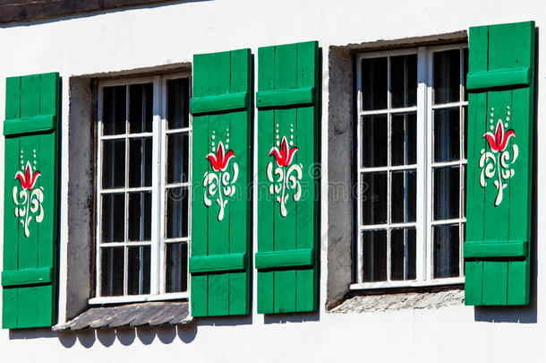 典型的德国窗户，带有绿色百叶窗和窗框