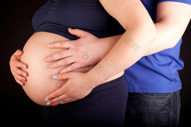 孕妇和丈夫抚摸她的肚子
