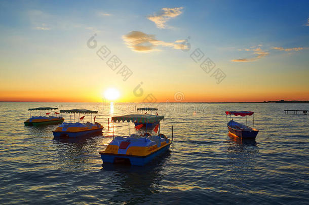 日落时湖面上的游艇