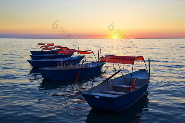 夜总会在日落时划船