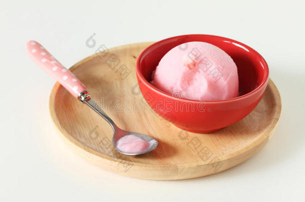 红色陶瓷杯粉红冰淇淋