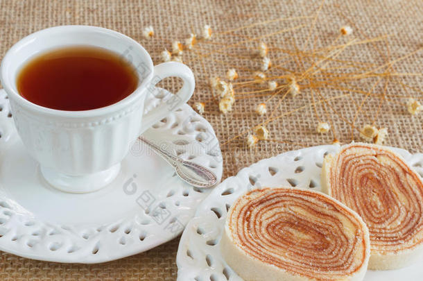 bolo de rolo（瑞士卷，面包卷）巴西甜点，白色