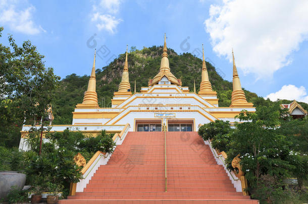 寺庙名为wat tham phra Thao prang
