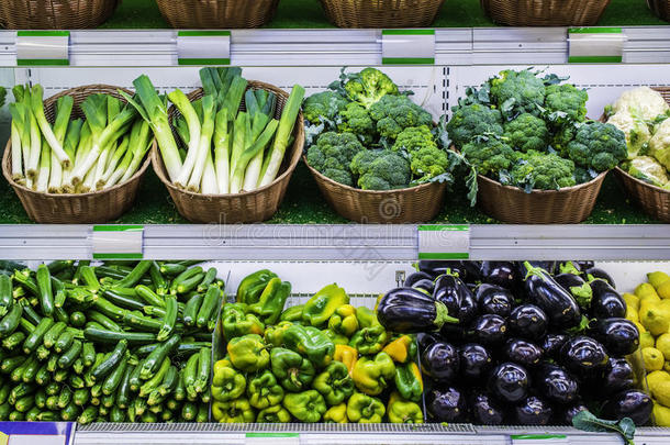 超市货架上的水果和蔬菜