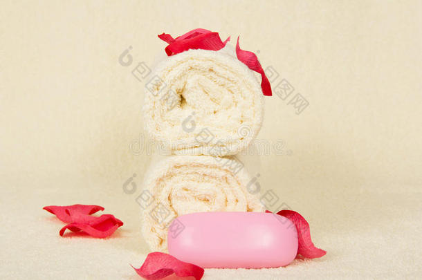 毛巾卷，肥皂，用粉红色的花瓣装饰