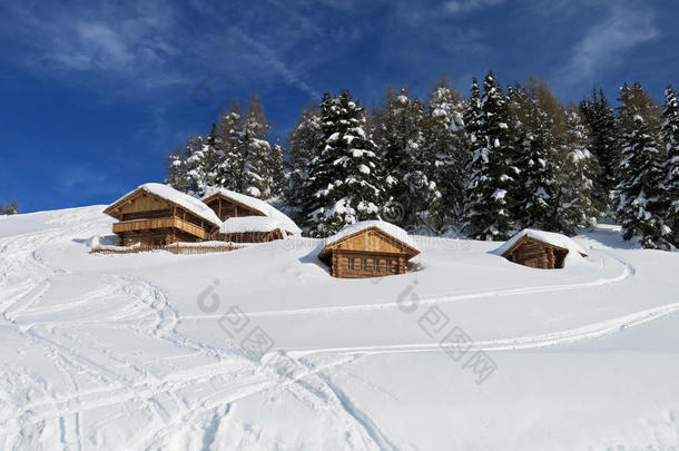 小屋和山间的房子在雪地的中央