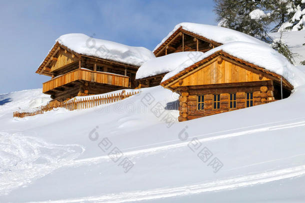 在意大利白云石的雪地中央的小屋