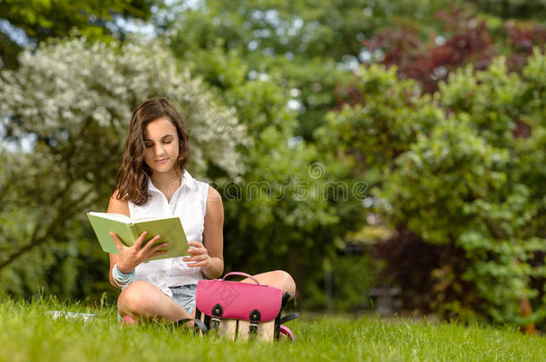 坐在公园里看书的少女