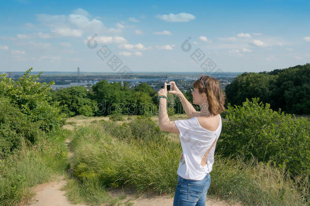 一位身穿白衬衫的年轻女子在纽约市拍摄了这座城市的景色