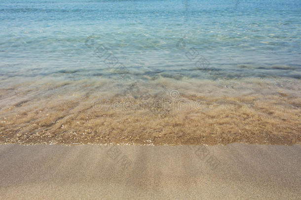海潮冲刷的湿沙