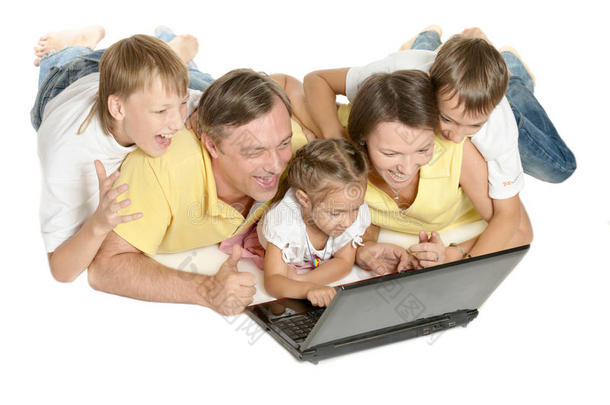 带笔记本电脑的可爱家庭