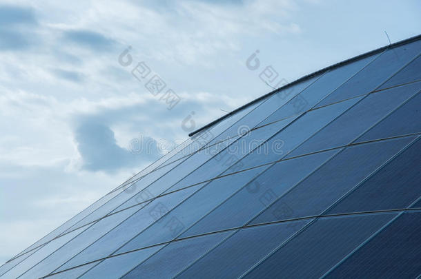 蓝色的太阳能电池板和蔚蓝的天空
