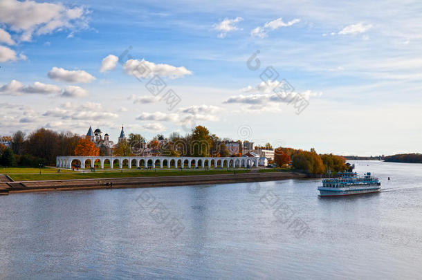 俄罗斯诺夫哥罗德河上航行的船只