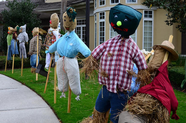 万圣节装饰-几个稻草感恩节玩偶。