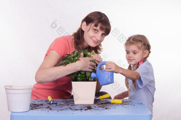 母女俩在花盆里浇水