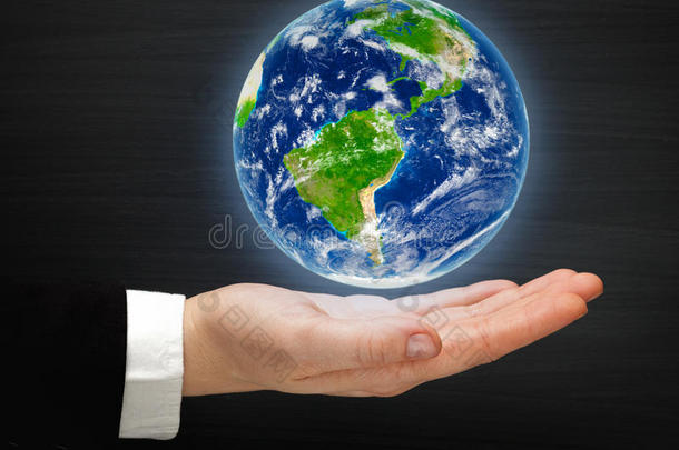 地球在一只手上