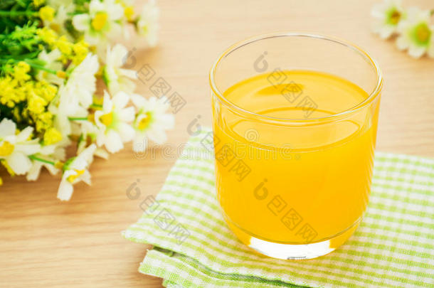 <strong>清新</strong>的橙汁和鲜花