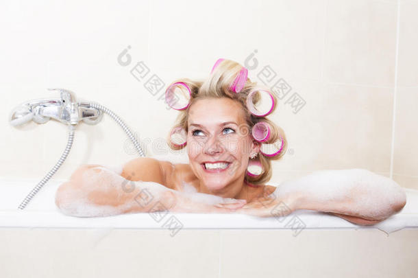 浴缸里有卷发器的女人