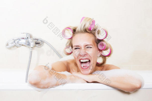 浴缸里有卷发器的女人