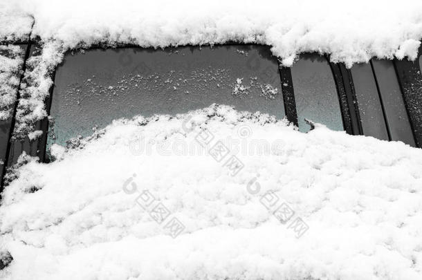车<strong>窗</strong>被<strong>雪</strong>覆盖的汽车。