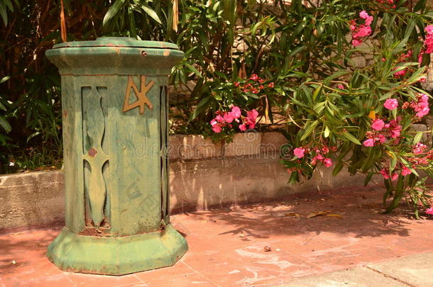 希腊的复古垃圾桶