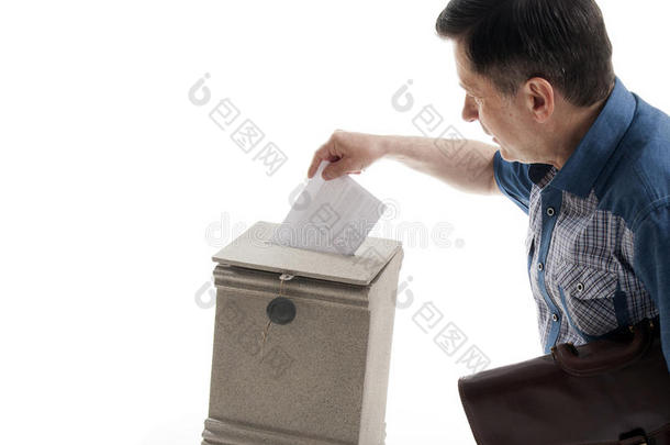 一个人把一封信扔进信箱