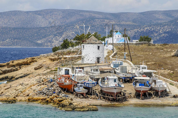 在希腊的库芬森，一辆风车正在<strong>扬帆</strong>，前面停着冬天的船