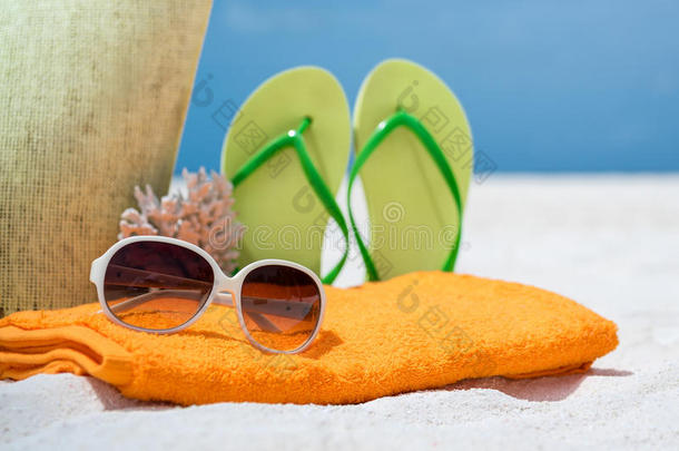 夏季沙滩包<strong>珊瑚</strong>，毛巾，太阳镜和人字拖