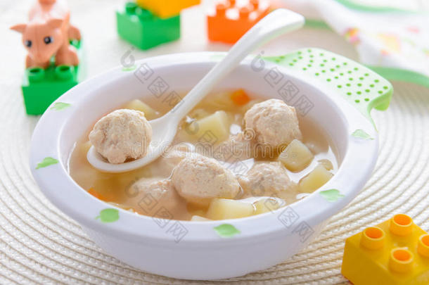 <strong>儿童食品</strong>：土豆和火鸡肉丸汤