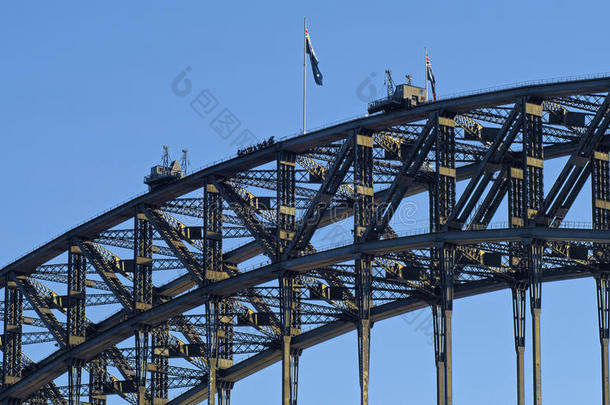 悉尼海港大桥顶部的登山者