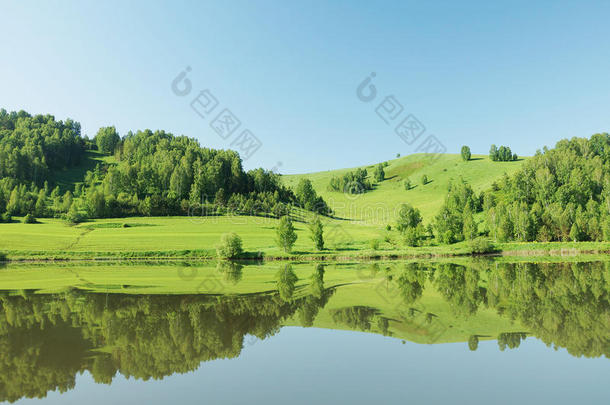 美丽的夏日风景，绿水青山