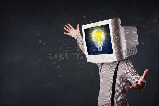 一个有电脑显示器头和创意灯泡的商人