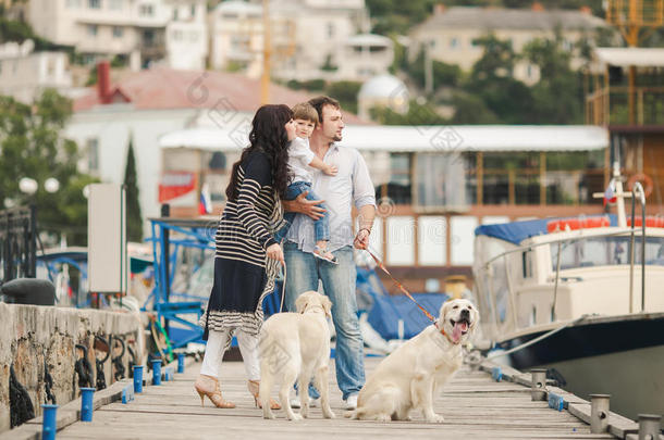 夏天码头上有狗的快乐家庭