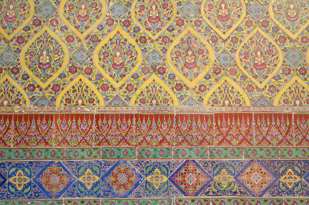 色彩斑斓的瓷砖，曼谷拉贾博特寺的古墙