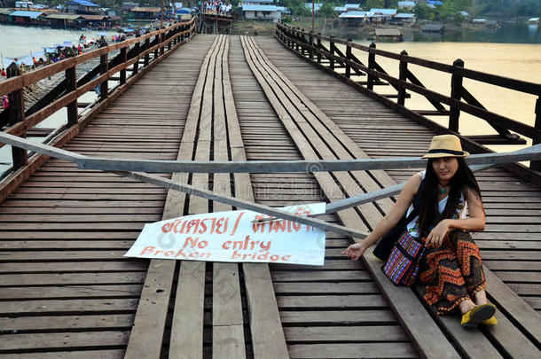 泰国妇女坐在桑克尔<strong>断桥</strong>上