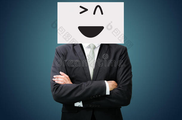 商人站在白纸前开心的笑脸