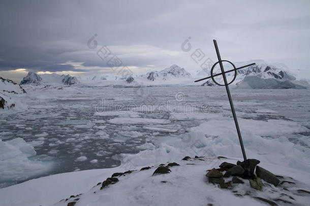 <strong>埋葬</strong>地点在南极半岛的背景下