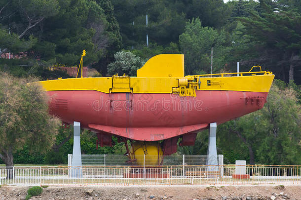 土伦港的老式潜水器