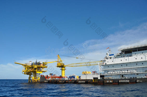 远海驳船和拖船，海湾或海上的油气平台，世界能源，海上石油和钻井平台建设