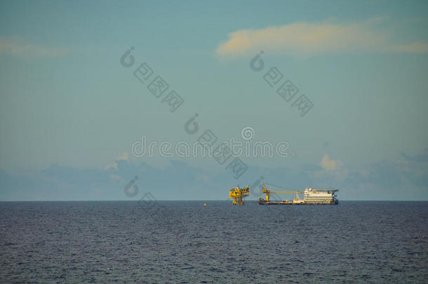 远海驳船和拖船，海湾或海上的油气平台，世界能源，海上石油和钻井平台建设